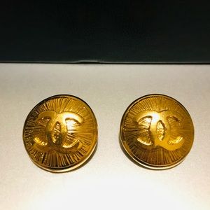 CHANEL authentic gold plated clip on earrings ✨